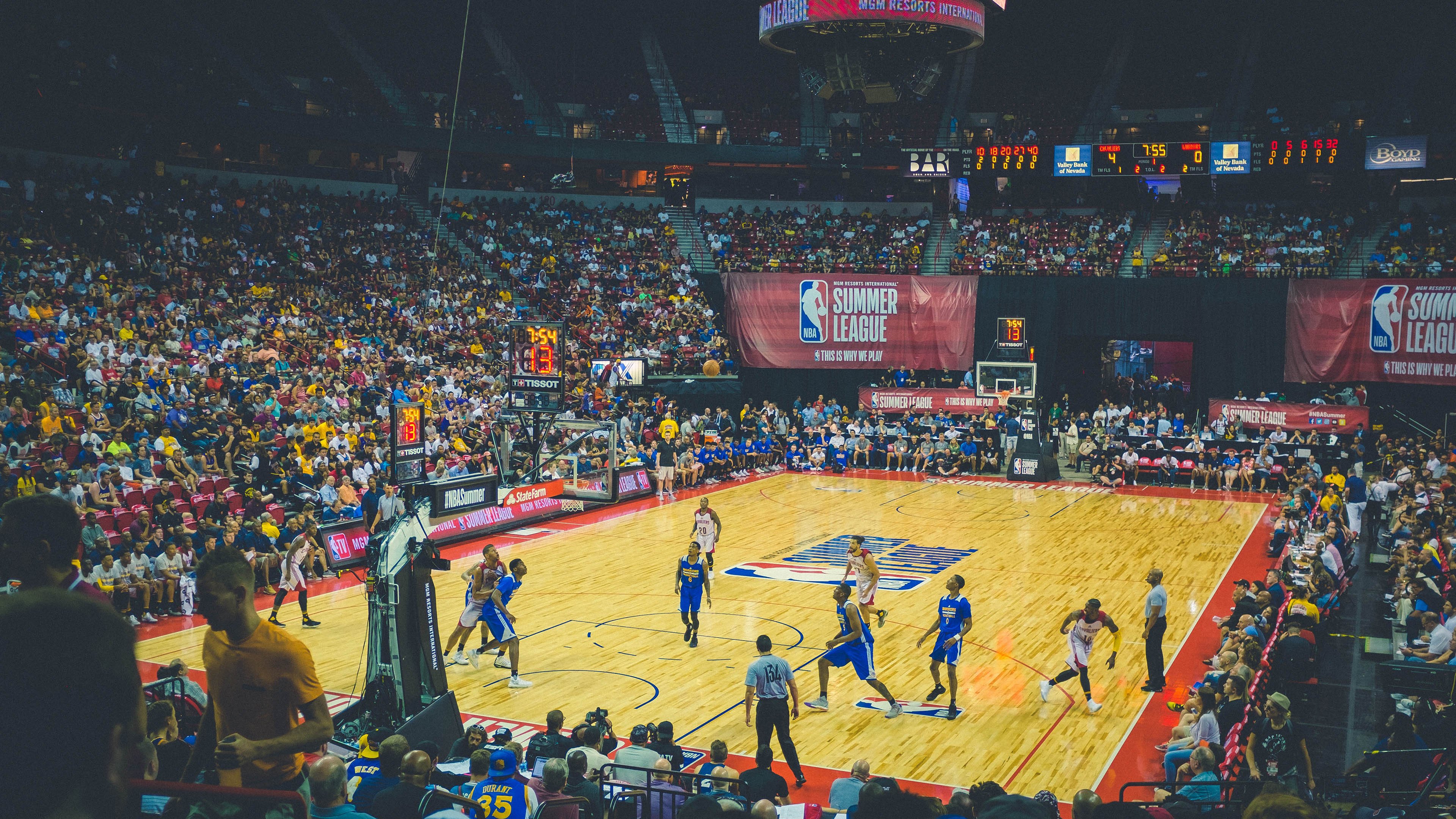 字母哥连续二十场比赛得分超过出色防守,DWG不断突破!观众掌声雷动