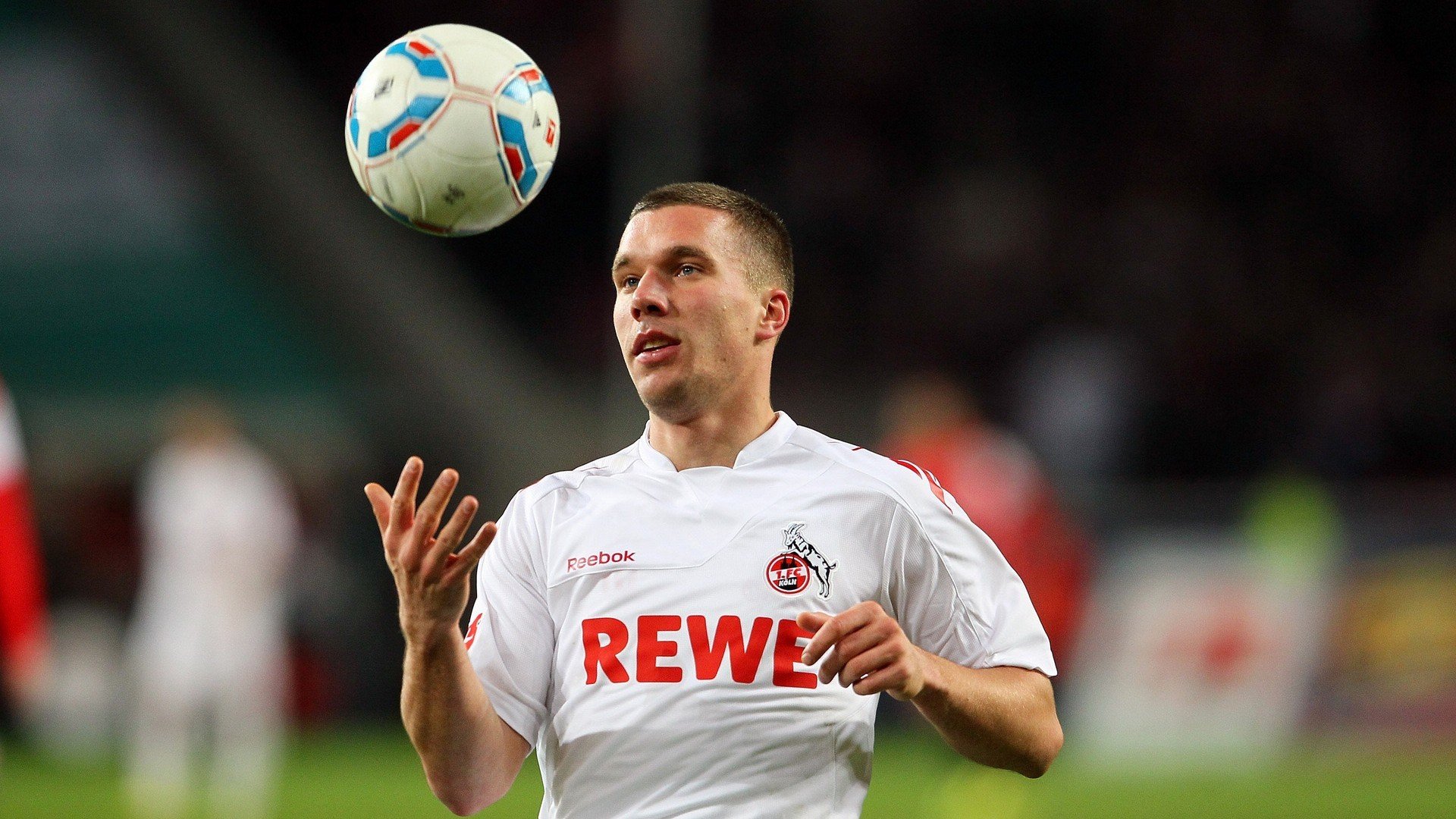 田径赛场焦点！葡萄牙队对阵西班牙队，超级对决，球迷热情点燃赛场